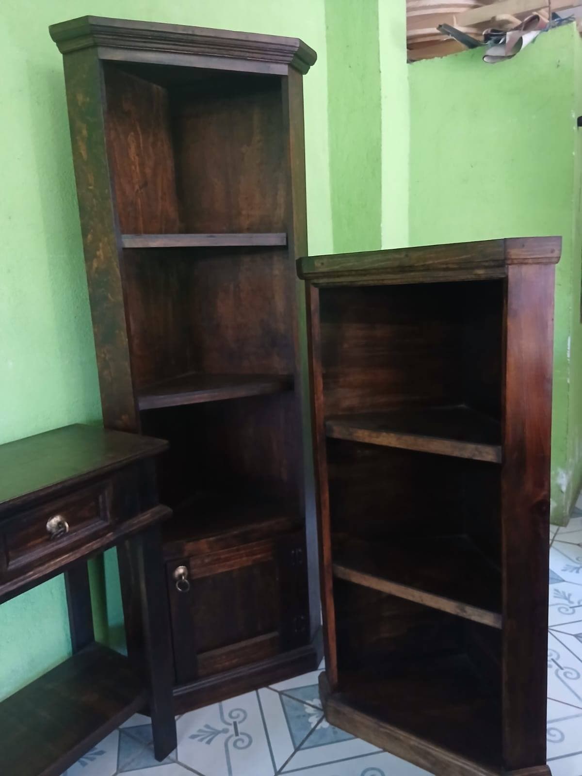 Librero de pino con estantes