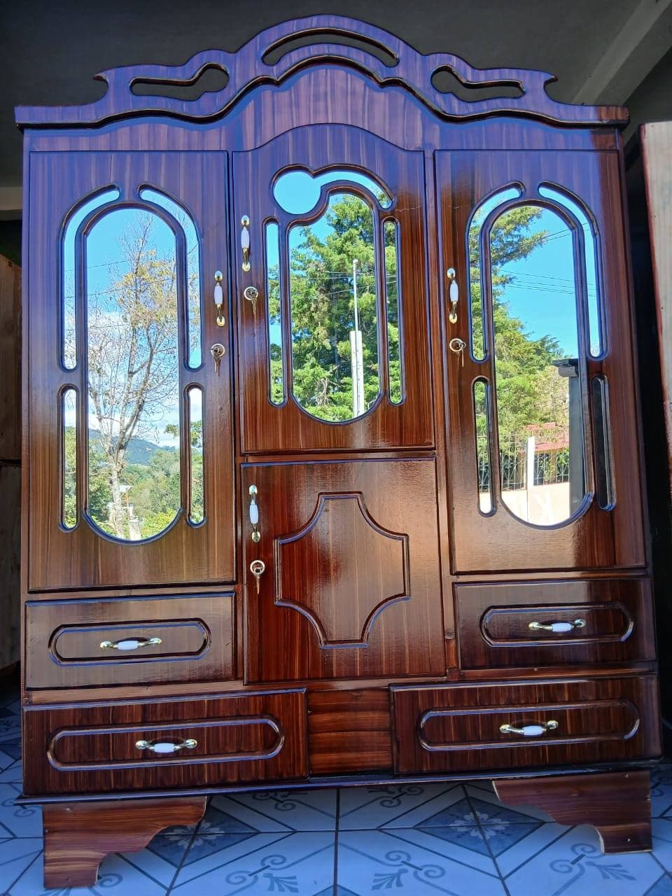 Ropero clásico de madera artesanal