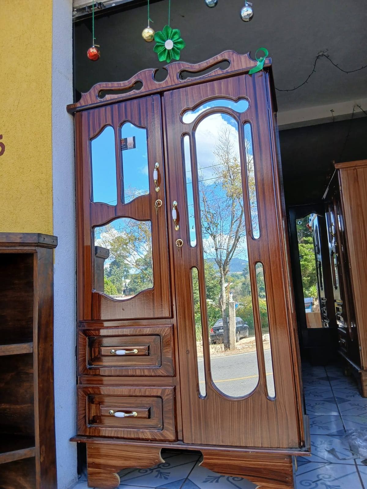 Ropero de dos puertas hecho a mano